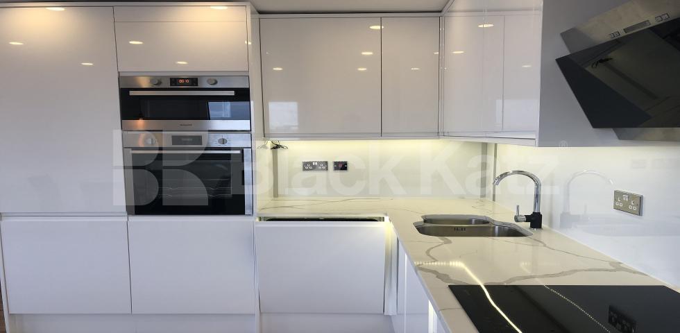 			UNDER OFFER  (Includes Water Rates). , 1 Bedroom, 1 bath, 1 reception Apartment			 Denning Point. Commercial Street., Aldgate 